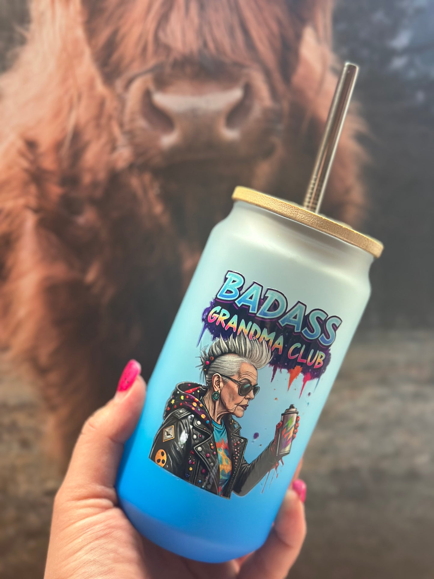 Trinkglas mit Bambusdeckel „Badass Grandma Club“