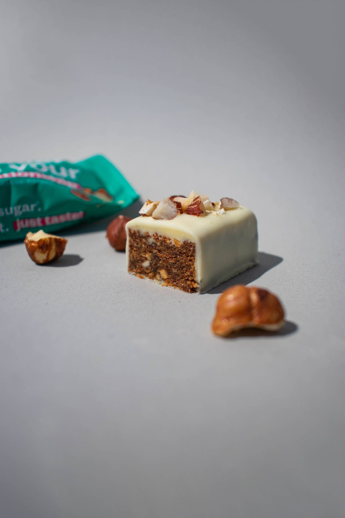 Treatfuls :Weiße Schoko crunchy Haselnuss Riegel bio+vegan+glutenfrei