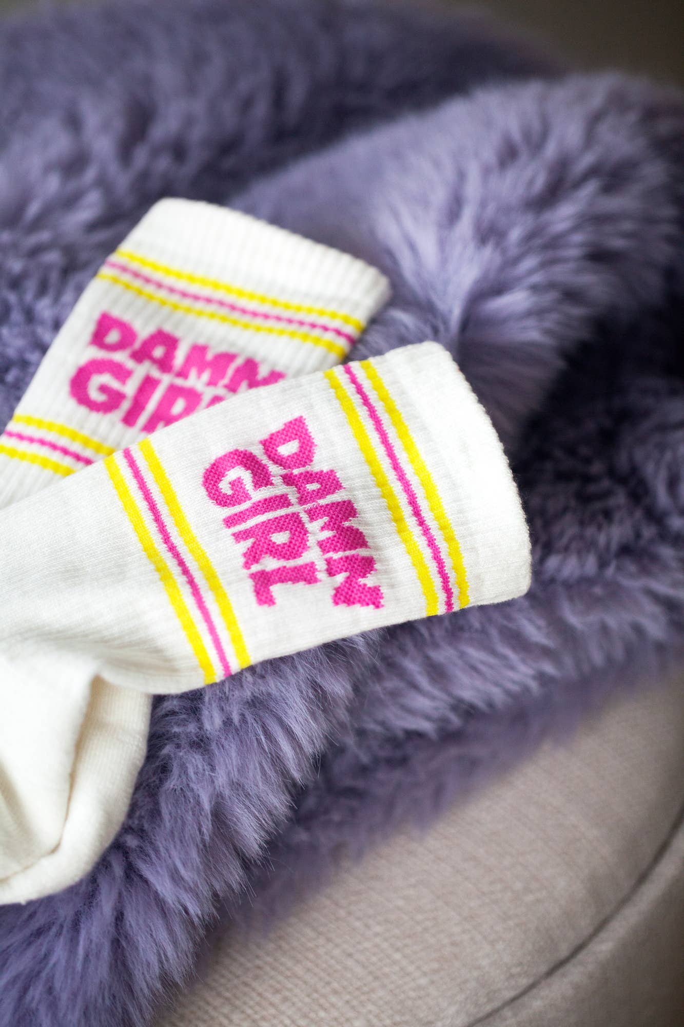Pegada Socken „VERDAMMT MÄDCHEN“