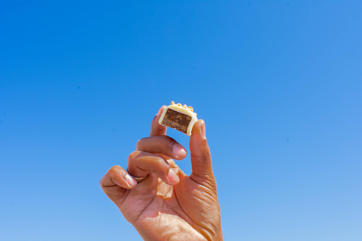 Treatfuls :Weiße Schoko Erdnuss Riegel bio + vegan+ glutenfrei