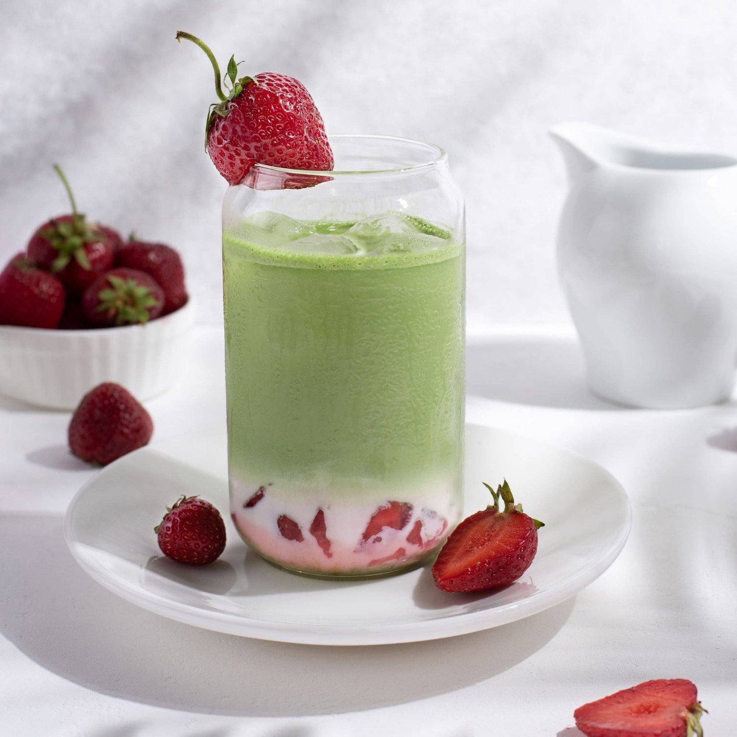 Japanischer Matcha Pulver mit Erdbeer, gesüßt – 100g – Sofort löslich in Wasser oder Milch, trinkfertig