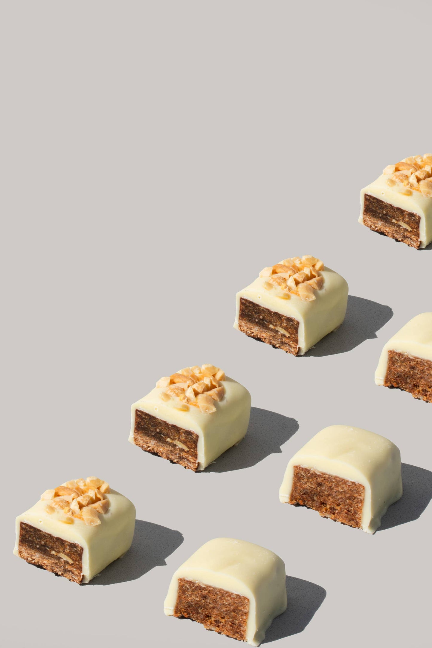 Treatfuls :Weiße Schoko Erdnuss Riegel bio + vegan+ glutenfrei