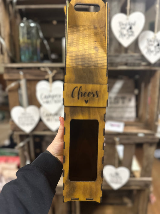 Weingeschenkebox gebeizt „Cheers“