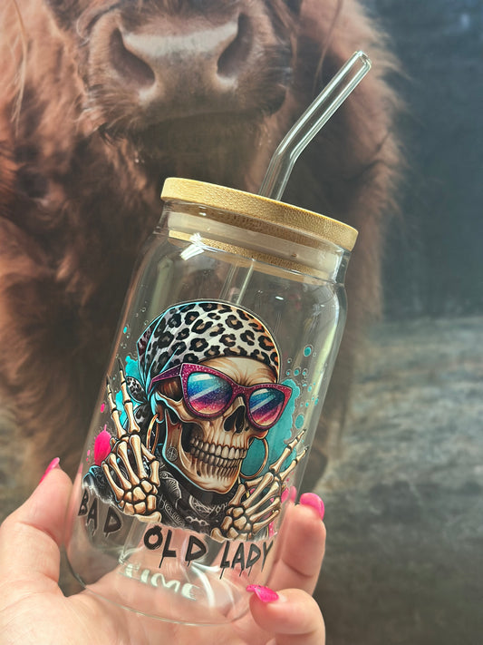 Trinkglas mit Bambusdeckel „Bad Old Lady“