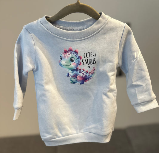 Kindersweater Hellblau Gr. 66-76 „Cute a Saurus“