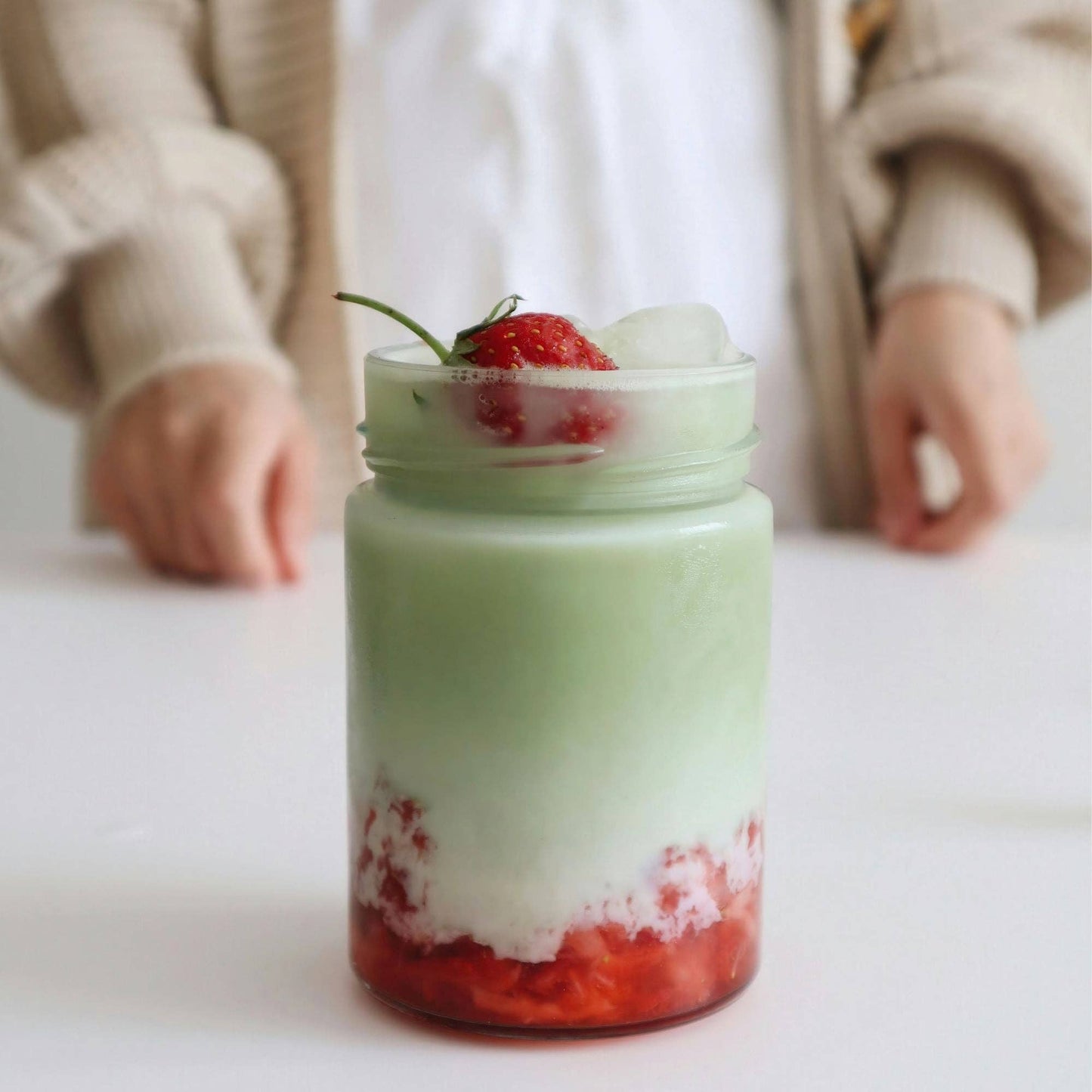 Japanischer Matcha Pulver mit Erdbeer, gesüßt – 100g – Sofort löslich in Wasser oder Milch, trinkfertig