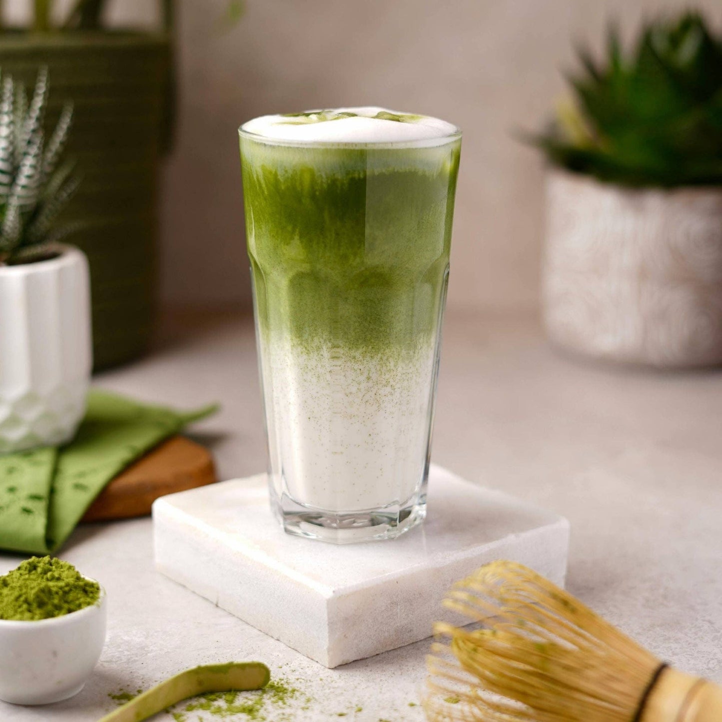Japanischer Matcha Pulver mit Erdbeer, gesüßt – 100g – Sofort löslich in Wasser oder Milch, trinkfertig